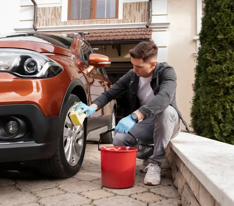 Lavage auto à domicile Oyonnax : professionnel intervenant sur un véhicule